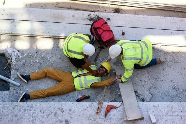 ۱۸۷۹ فوتی در حوادث کار؛ سقوط از بلندی همچنان در صدر