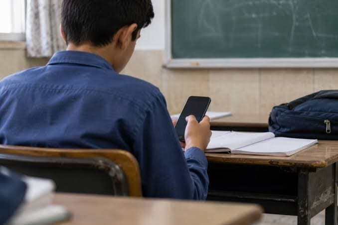 استفاده از موبایل در مدارس آزاد نشده است
